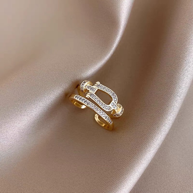 A new Hong Kong-style Hepburn retro fashion and trendy light luxury ring details Picture