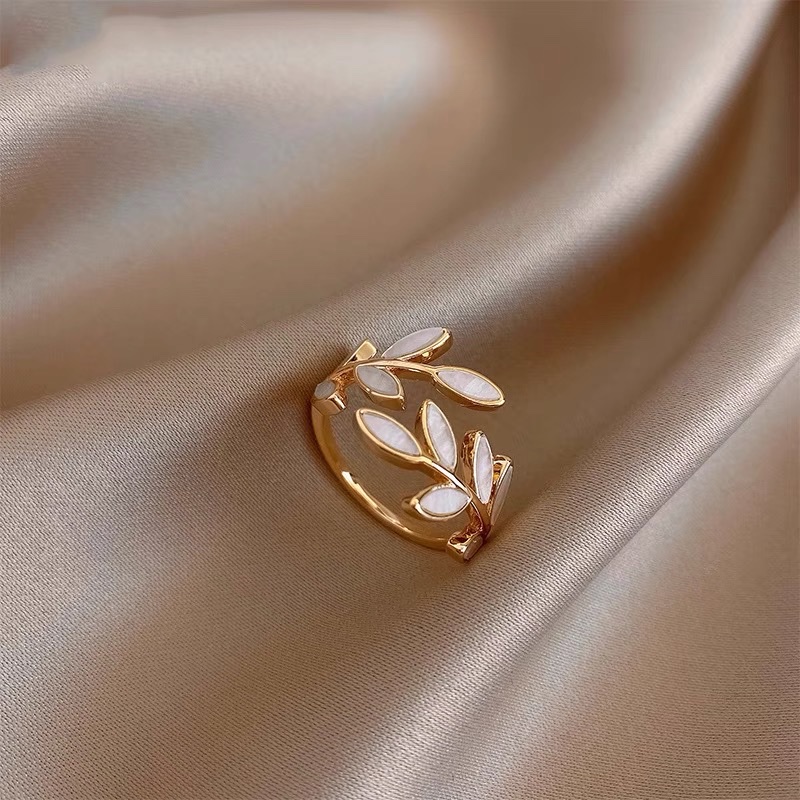 The simple and delicate leaf pattern oil drip combination perfectly creates a ring details Picture