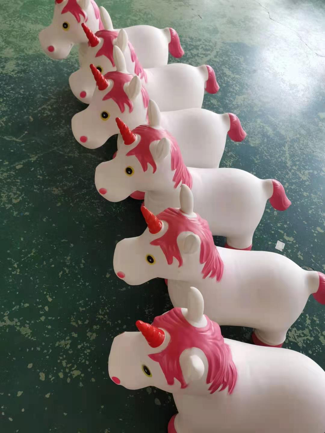 Little white horse Specification image