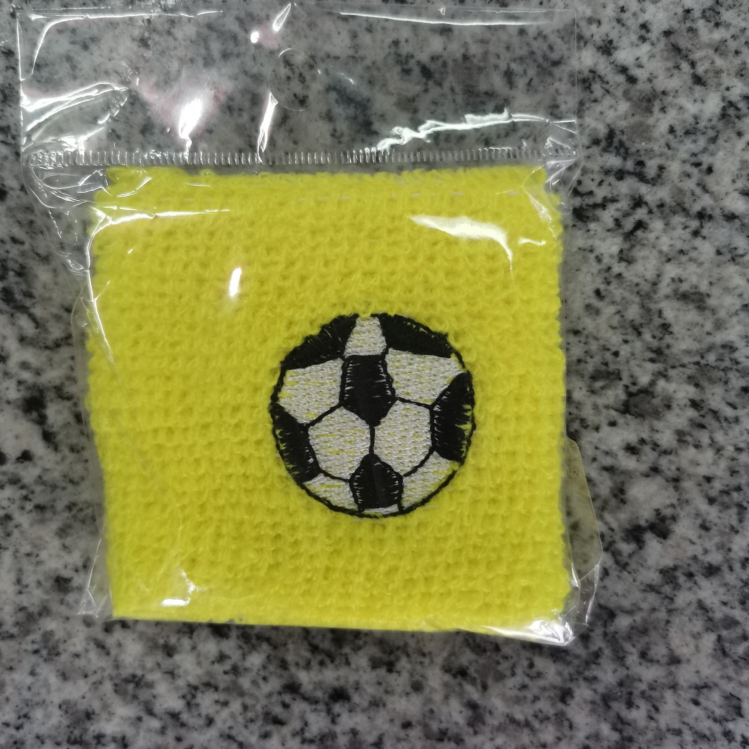 足球护腕黄色图