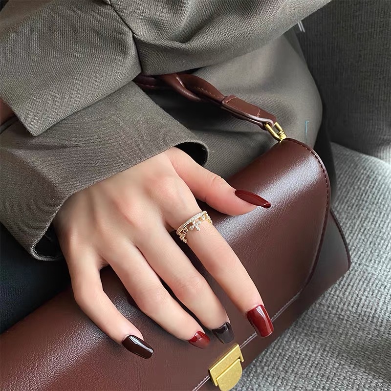 A high-end, exquisite, elegant, luxurious, fashionable and trendy ring that is the same as that of Internet celebrities details Picture