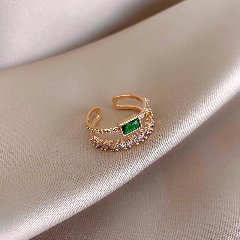 A simple, compact, fresh, fashionable and versatile classic ring.