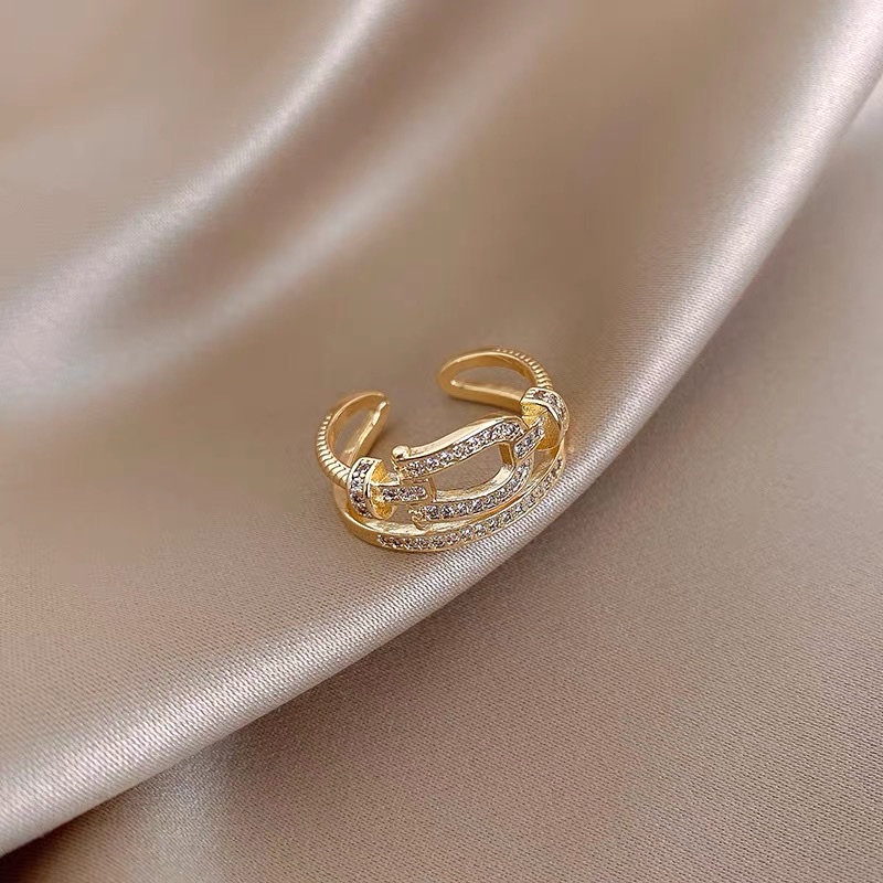 A new Hong Kong-style Hepburn retro fashion and trendy light luxury ring Application Scenario