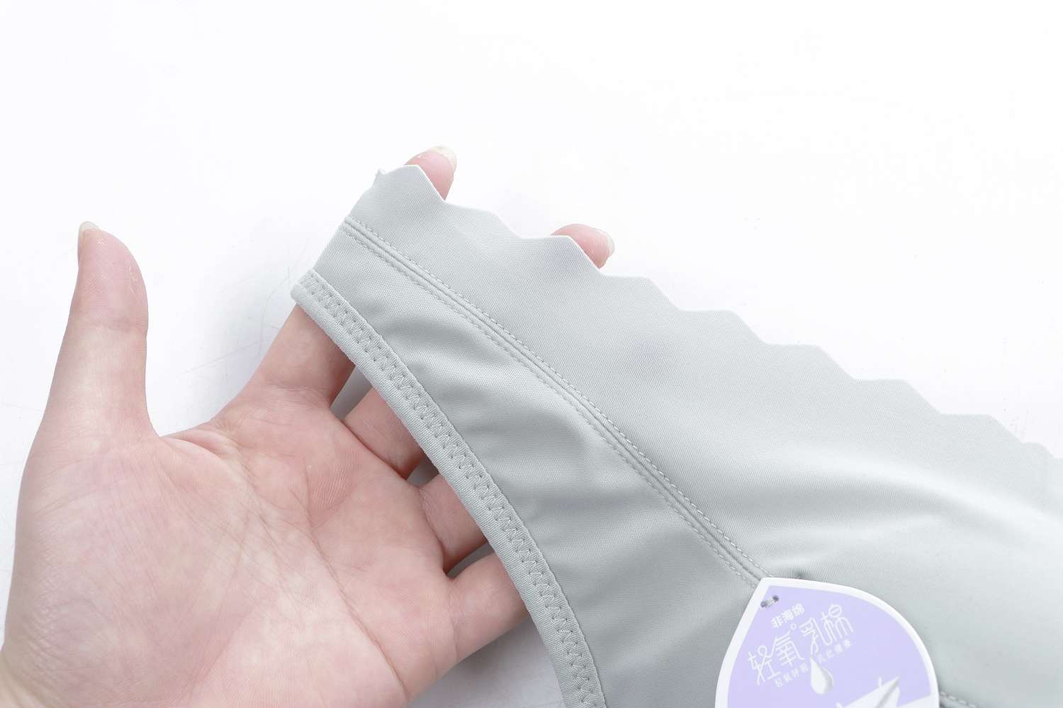 A wide shoulder and back close-in bra without steel rims, ice silk, and can be freely cut Item Picture