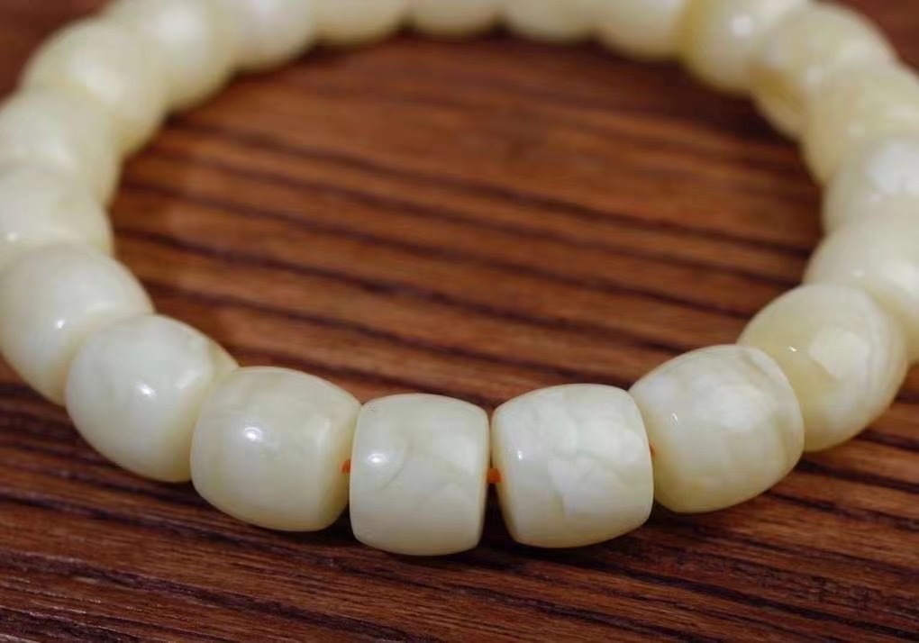 White honey wax bracelet detail image 5