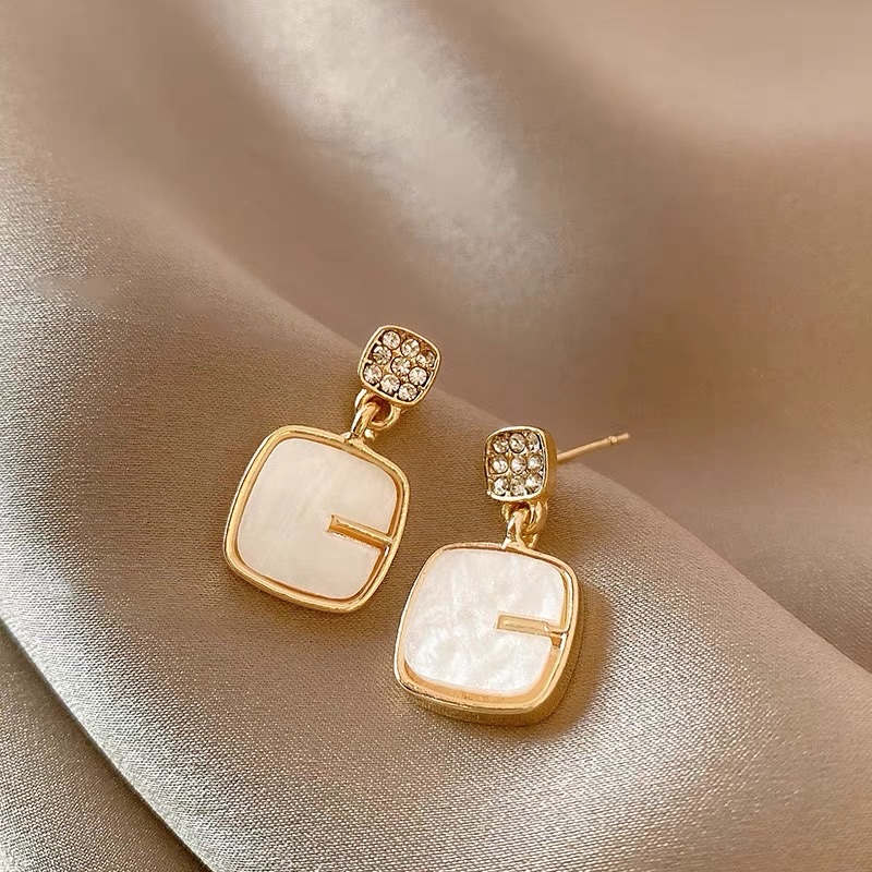 Square full-diamond and shell-inlaid exquisite and luxurious earrings, the same style as those of big brand Internet celebrities Application Scenario