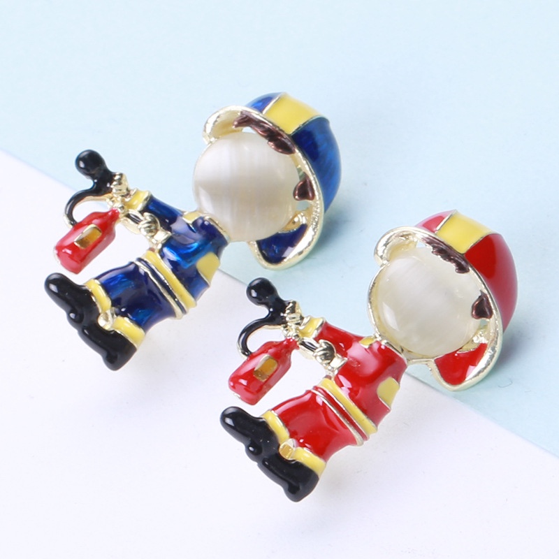 Cute hero Firefighter Brooch Men's and women's personality temperament Drop oil anti-slip pin cardigan sweater accessories