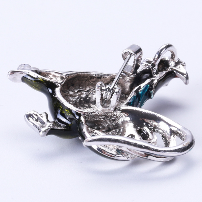 The new Chinese trend series of zodiac rooster brooches, oil-dripping colored glaze fashionable rooster brooches, clothing accessories and retro brooches Application Scenario