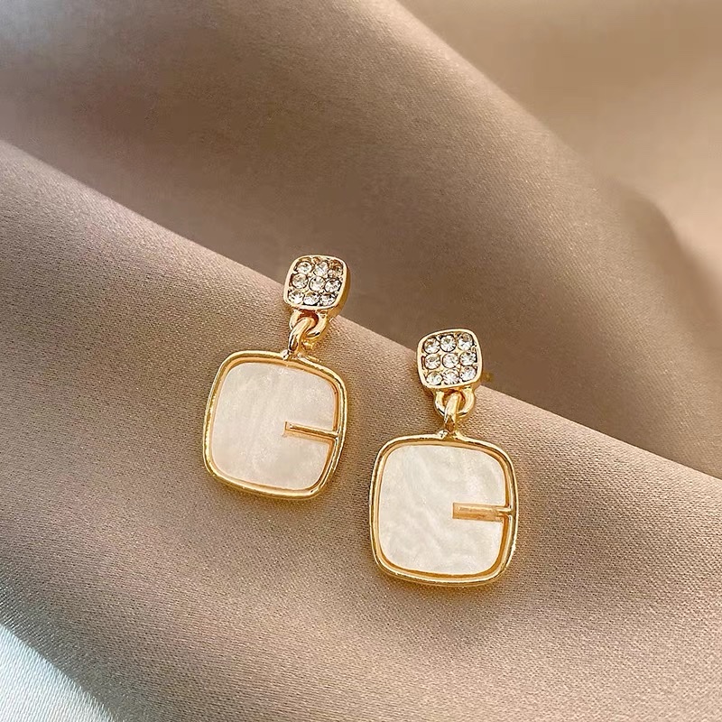 Square full-diamond and shell-inlaid exquisite and luxurious earrings, the same style as those of big brand Internet celebrities Specification image