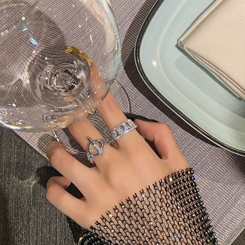 Luxurious and dazzling diamond open index finger ring for women, fashionable and individual, Instagram trendsetter, high-end and cold style ring stand Application Scenario