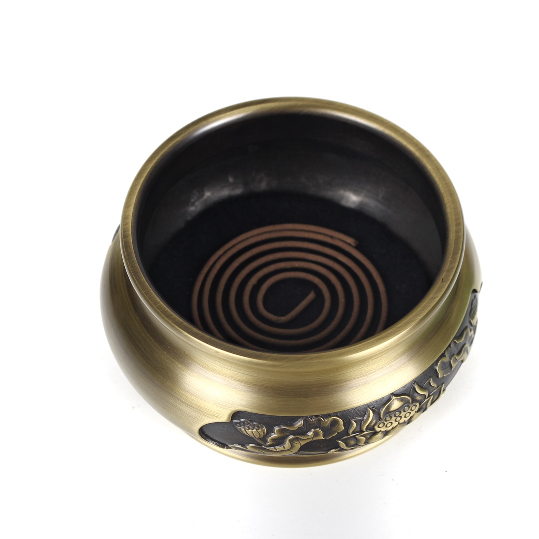 ——铜炉·【雕花平底供炉】
型号：396红
规格：外径11.5cm口径9cm高6cm