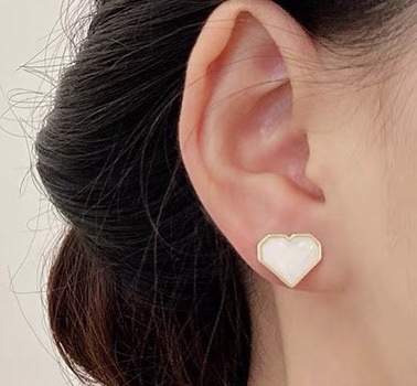 Original design, classic and versatile, cute ear studs for energetic girls Application Scenario