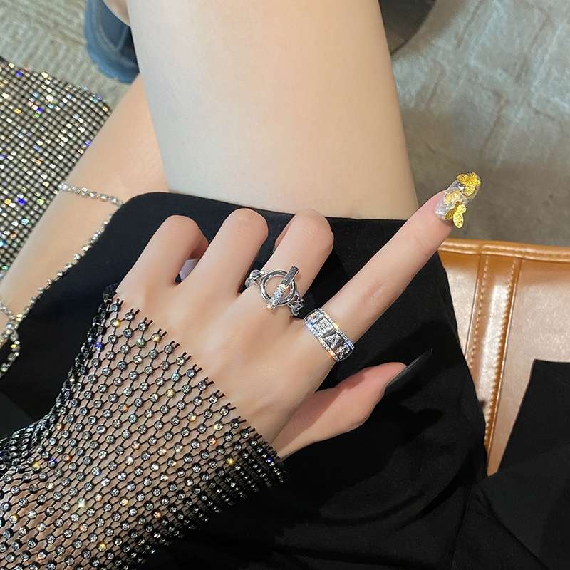 Luxurious and dazzling diamond open index finger ring for women, fashionable and individual, Instagram trendsetter, high-end and cold style ring stand details Picture