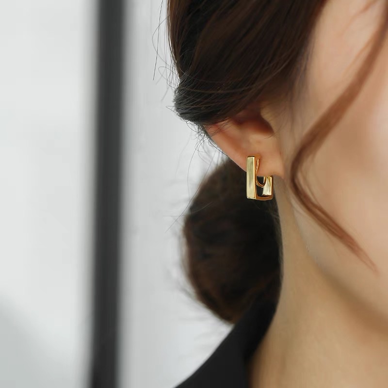 Ear-clipped women's summer European and American style small, simple and elegant cold style earrings detail image 2