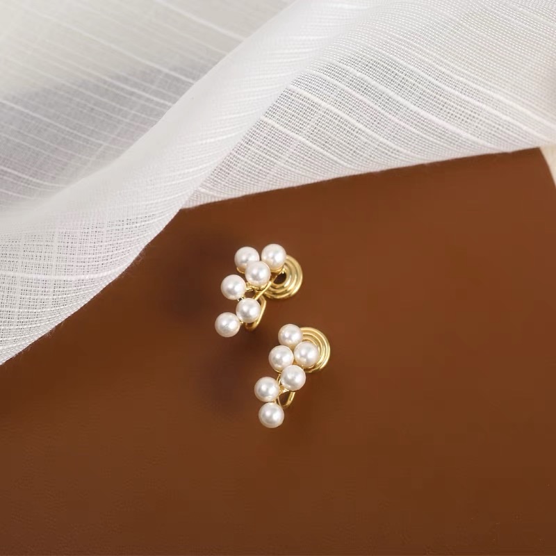 Ear clip women's summer European and American style small, simple and elegant cold style earrings 1 details Picture