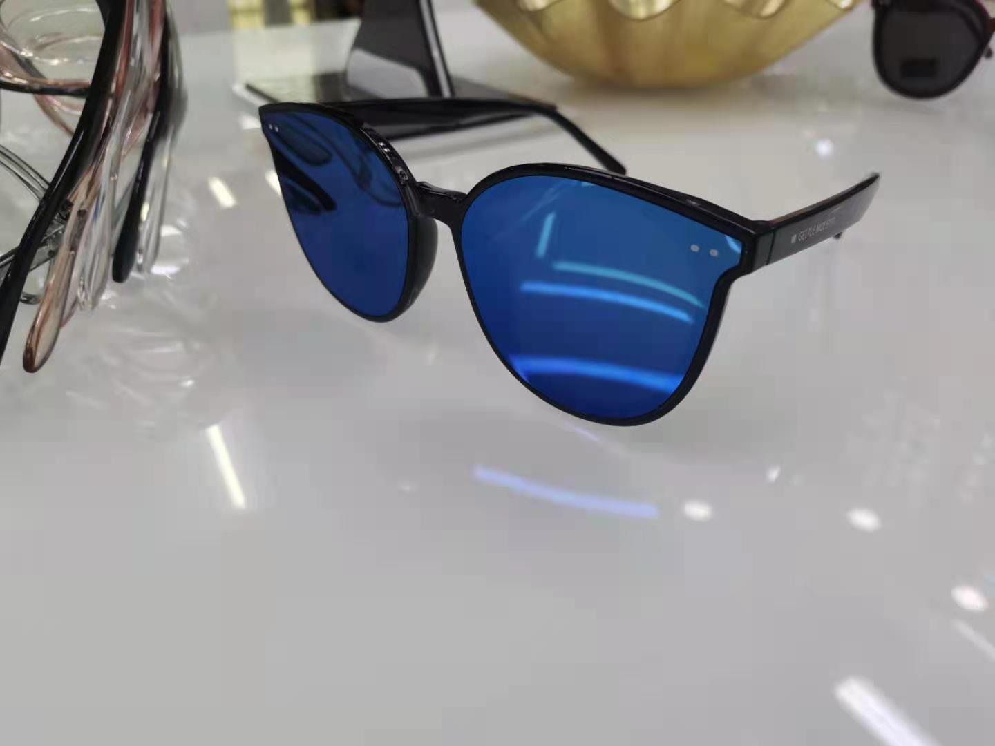 Anti-ultraviolet driving glasses, Korean version small face round face eye protection, Korean version trendy driving special driving glasses and sunglasses, black frame blue lenses details Picture