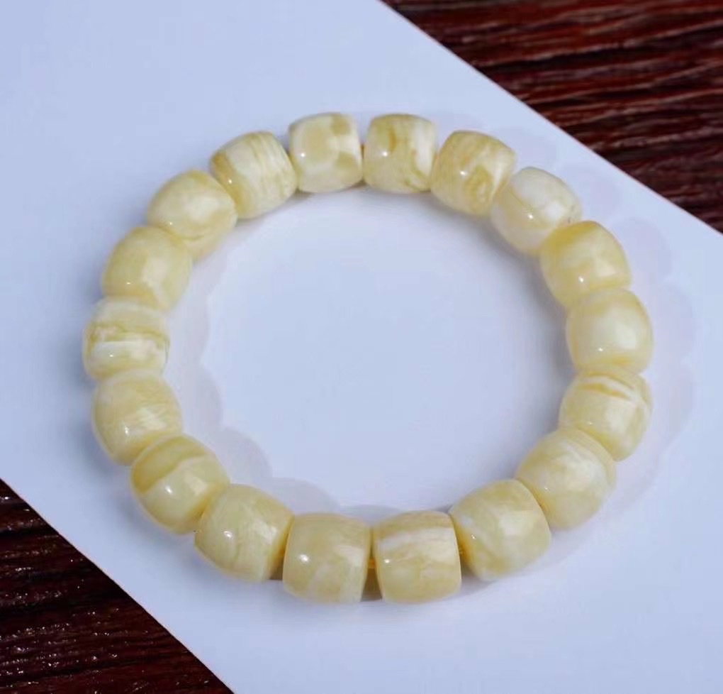 White honey wax bracelet detail image 1