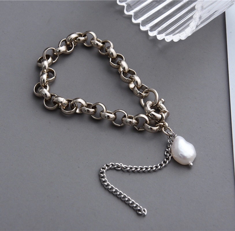 A simple, individual and stylish bracelet for a young girl from a trendy European and American fashion brand Item Picture
