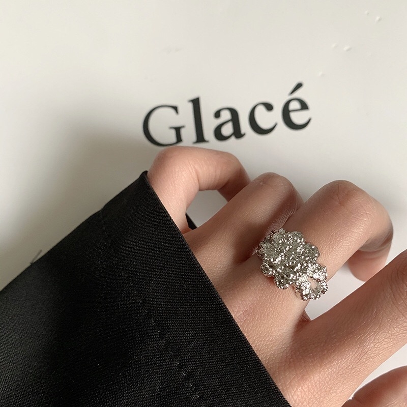 Yuzhu -035 Retro Baroque Style gilded light Luxury high-end Feel, hollowed-out individual metal design sense, uniform size open ring ring Application Scenario