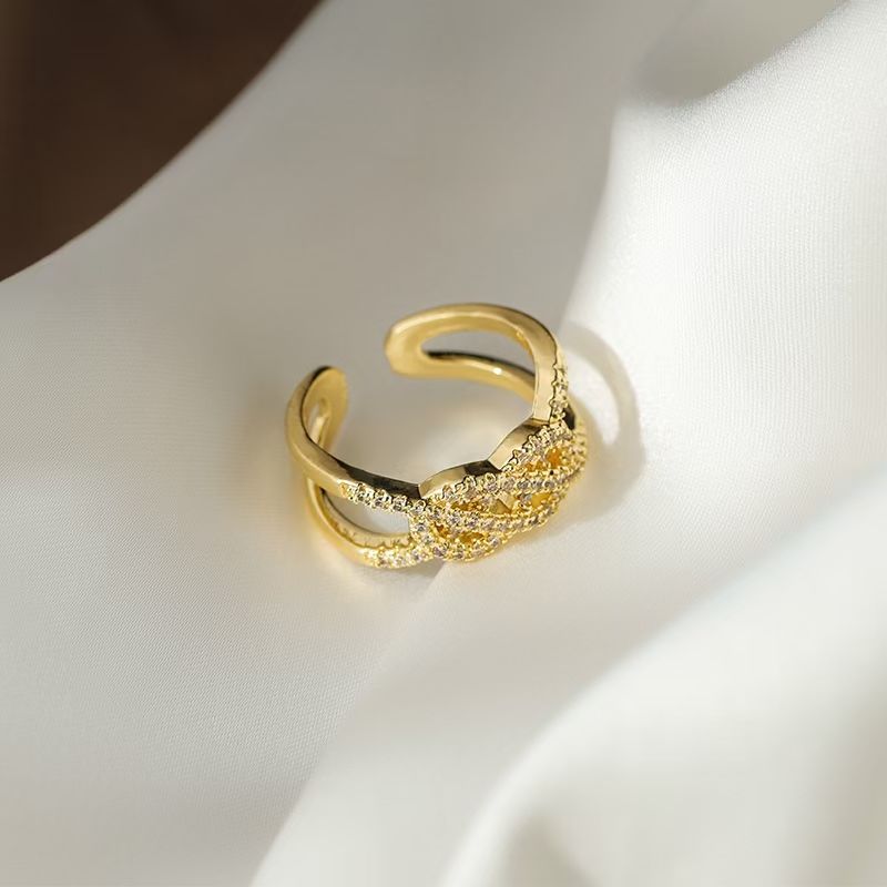 Personalized decoration with a sense of high-end, cross-opening adjustable ring, a cool and niche design for women's Instagram index finger ring Application Scenario