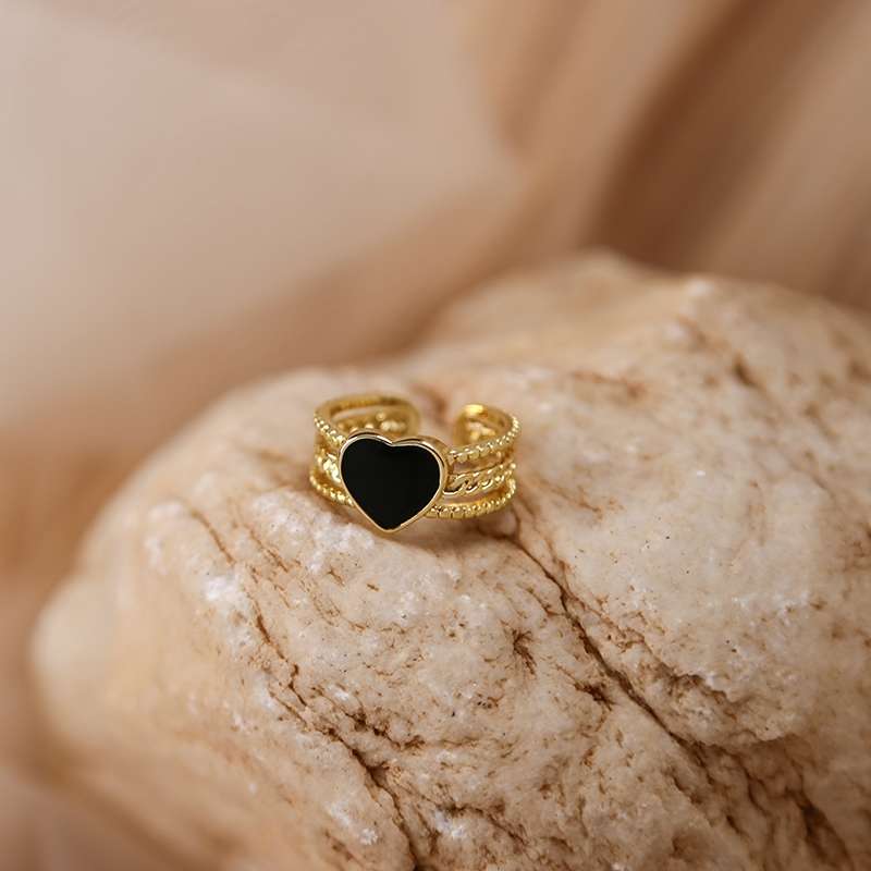 Yuzhu -060 French heart-shaped Ring, a niche design accessory, exudes a sense of elegance and sophistication. It is a delicate and light luxury food ring with a retro Hong Kong style details Picture