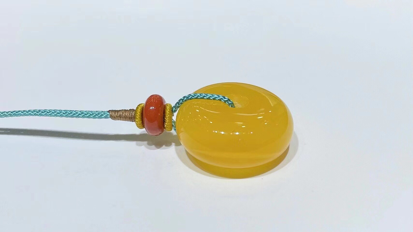 Baltic chicken fat yellow beeswax peace pendant Specification image