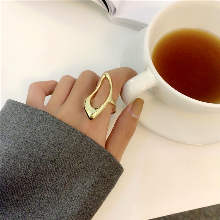 Yuzhu -034: A niche design with a cold and simple style, versatile metal hollowed-out European and American irregular geometric ring