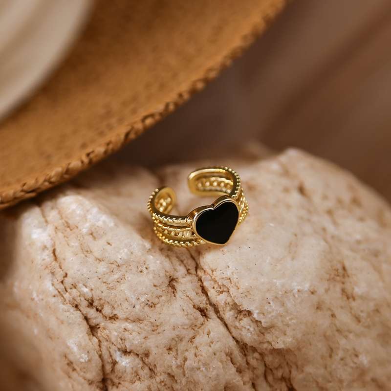 Yuzhu -060 French heart-shaped Ring, a niche design accessory, exudes a sense of elegance and sophistication. It is a delicate and light luxury food ring with a retro Hong Kong style Specification image