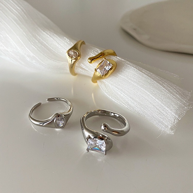 Yuzhu 043, a unique European and American design, is a metal gold-plated zircon with an irregular and cold style. It is versatile and personalized, with an adjustable opening Item Picture