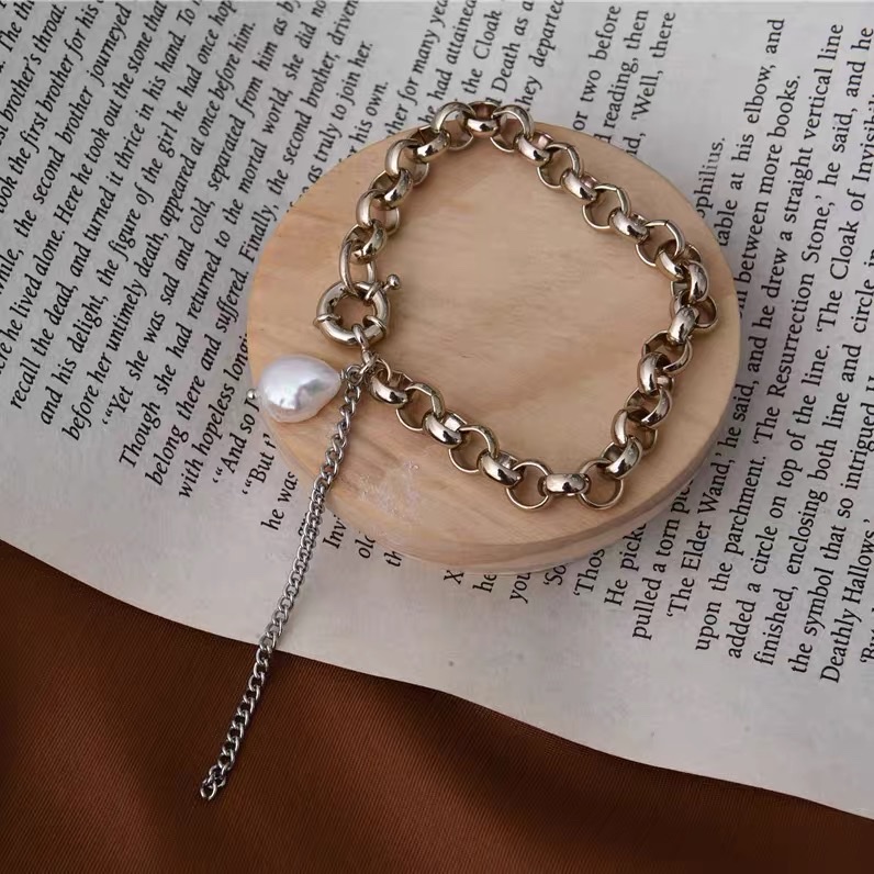 A simple, individual and stylish bracelet for a young girl from a trendy European and American fashion brand Application Scenario