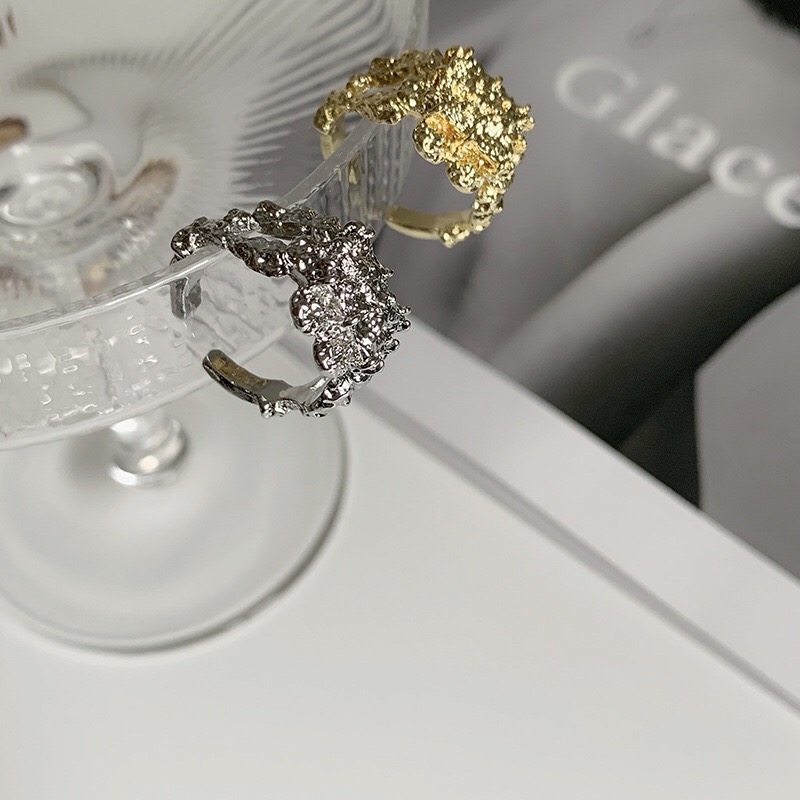 Yuzhu -035 Retro Baroque Style gilded light Luxury high-end Feel, hollowed-out individual metal design sense, uniform size open ring ring Specification image