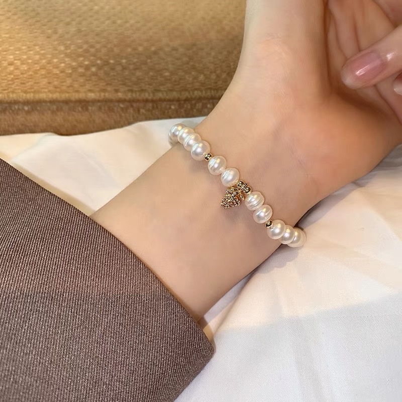 A simple, fresh, fashionable and trendy cute girl bracelet made of shell and pearl Application Scenario