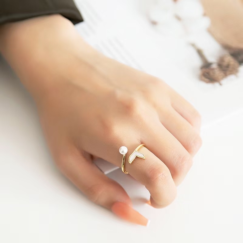 A niche design beauty fishtail pearl ring, a Korean fashionable lady's index finger ring, ins trendy Japanese style light luxury Application Scenario