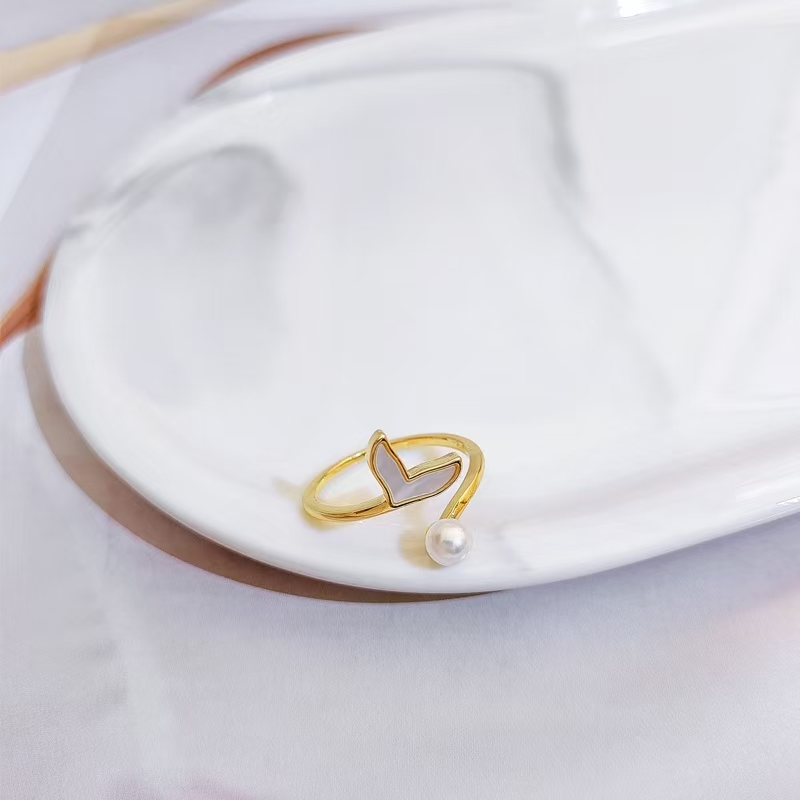 A niche design beauty fishtail pearl ring, a Korean fashionable lady's index finger ring, ins trendy Japanese style light luxury
