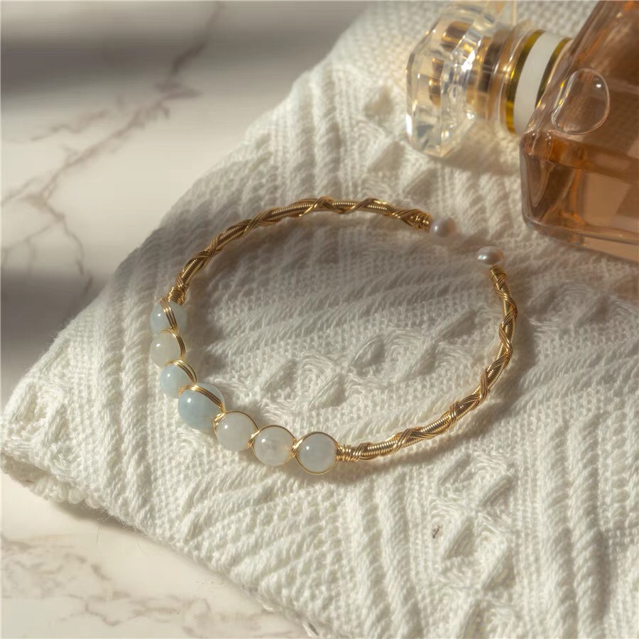 A new, simple and versatile bracelet with a cold and elegant European and American style