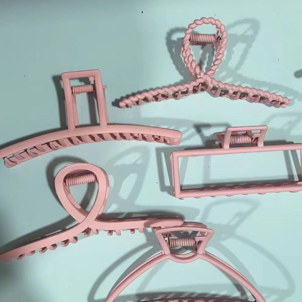 Haishen jewelry, a popular and trendy item, is a 11-centimeter alloy in milk tea color for ladies