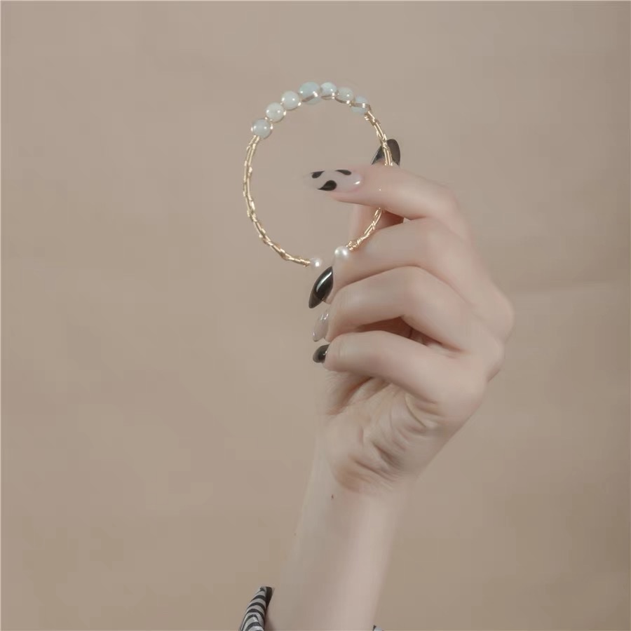 A new, simple and versatile bracelet with a cold and elegant European and American style Item Picture