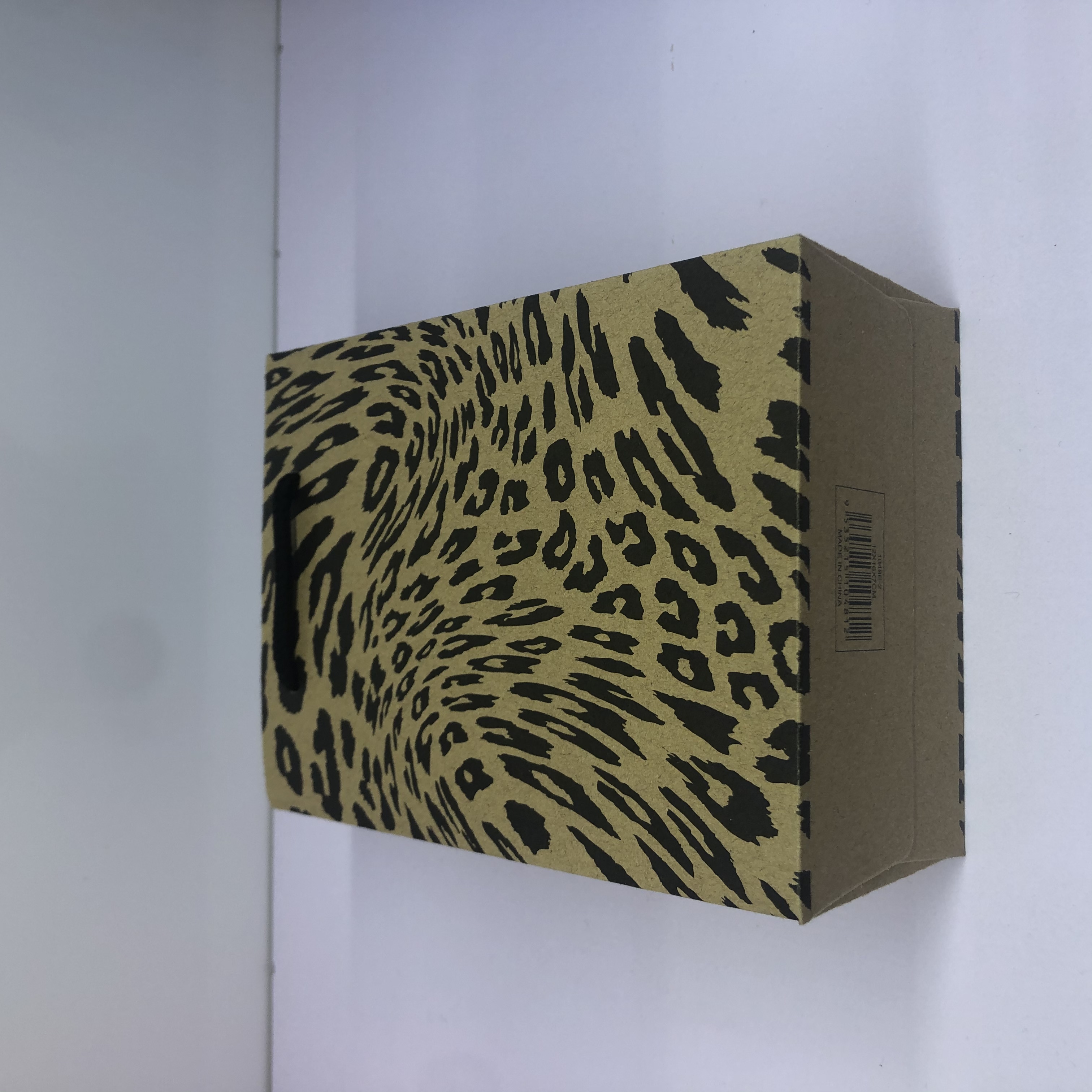 Qi Color Gift Bag Wrapping Paper Packaging Container Paper Bag Gift Bag Brown Kraft Paper Leopard Series Gift Bag 4030 Application Scenario
