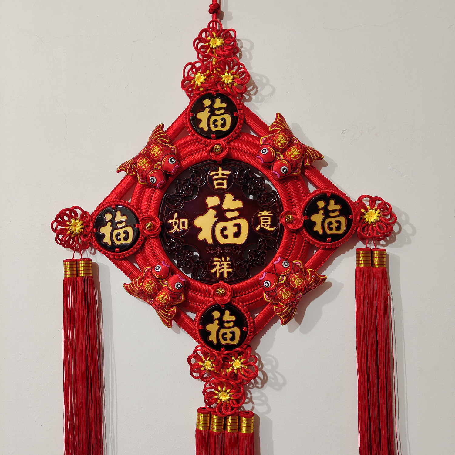 The eight auspicious fish in the 34 directions bring five blessings