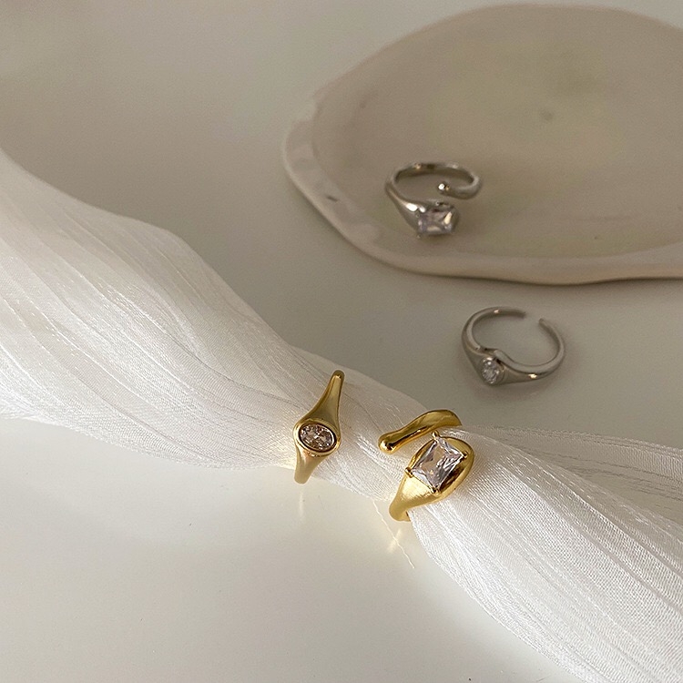 Yuzhu 043, a unique European and American design, is a metal gold-plated zircon with an irregular and cold style. It is versatile and personalized, with an adjustable opening Specification image