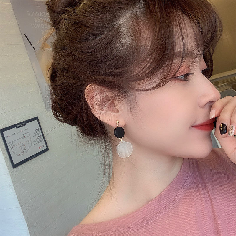 Summer Earrings 2019 New trendy Internet celebrity earrings, versatile earrings, long ear clips for women's charm, silver ear studs without ear holes detail image 2