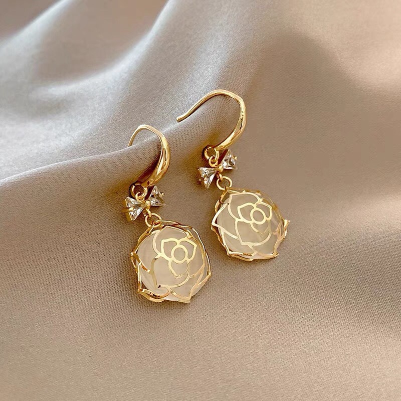 Classic fashion trends go with exquisite luxury elegant noble earrings