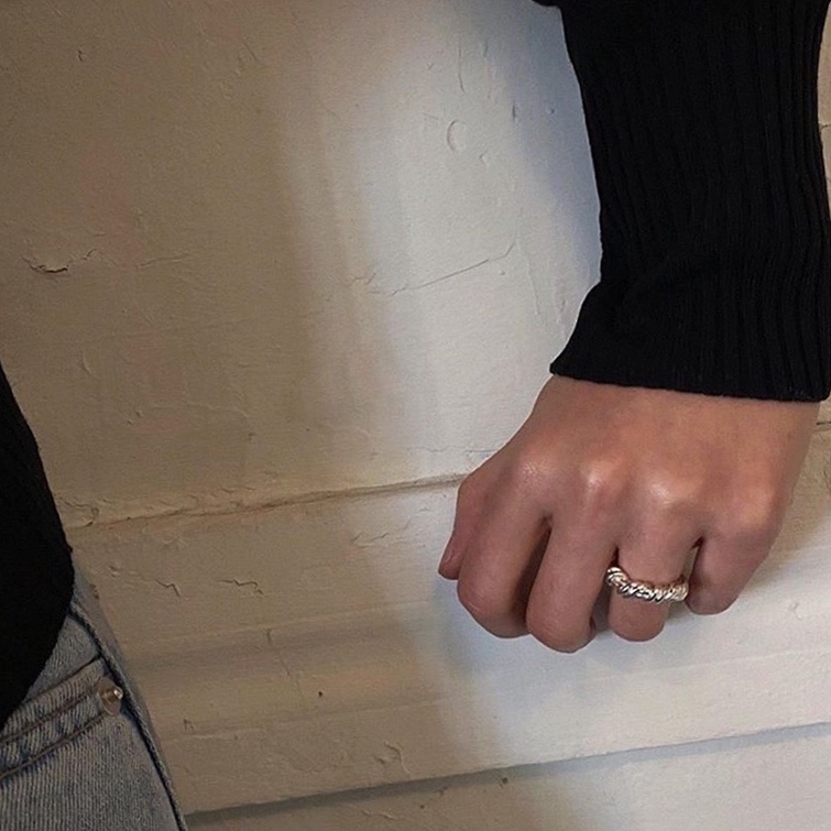 Yuzhu -042 European and American style ins Niche Design sense Metal opening cold style twist adjustable stackable simple and individual ring Application Scenario