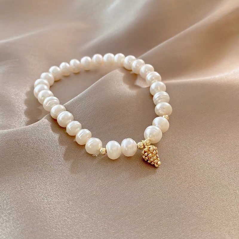 A simple, fresh, fashionable and trendy cute girl bracelet made of shell and pearl