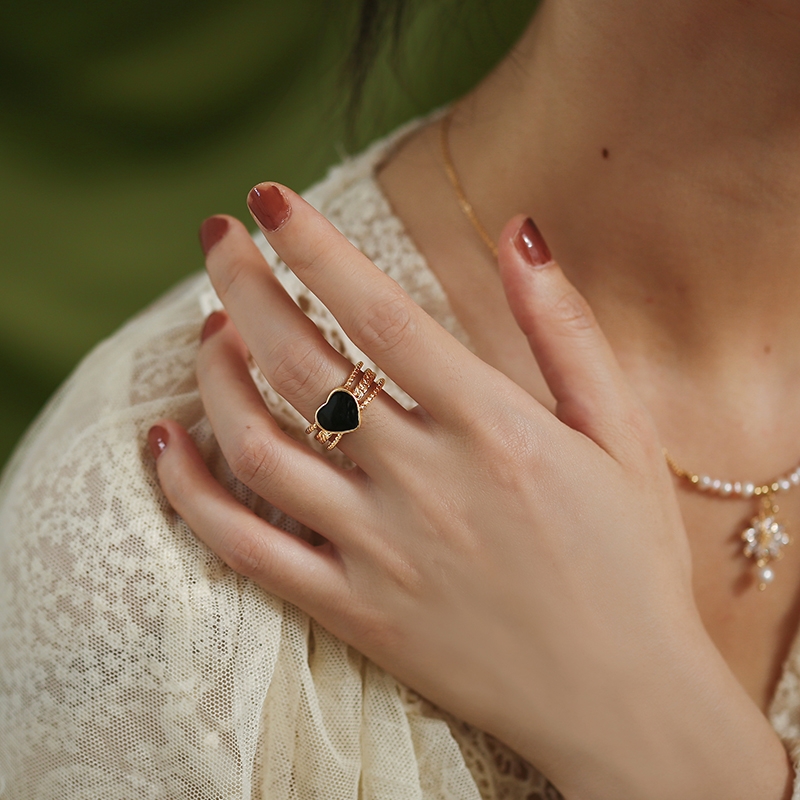 Yuzhu -060 French heart-shaped Ring, a niche design accessory, exudes a sense of elegance and sophistication. It is a delicate and light luxury food ring with a retro Hong Kong style