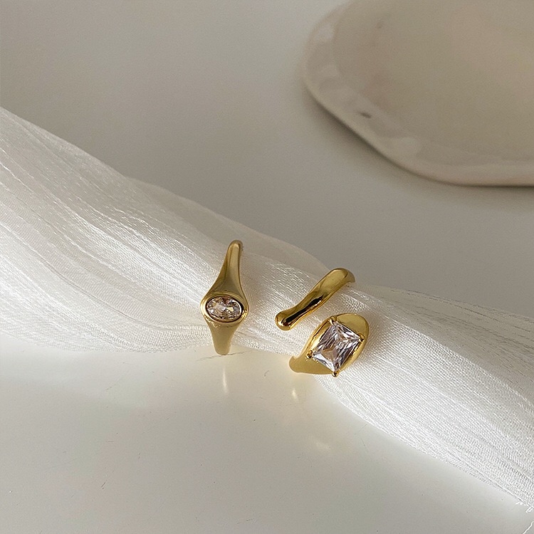 Yuzhu 043, a unique European and American design, is a metal gold-plated zircon with an irregular and cold style. It is versatile and personalized, with an adjustable opening Application Scenario