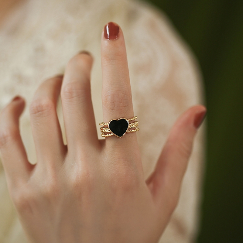 Yuzhu -060 French heart-shaped Ring, a niche design accessory, exudes a sense of elegance and sophistication. It is a delicate and light luxury food ring with a retro Hong Kong style Item Picture
