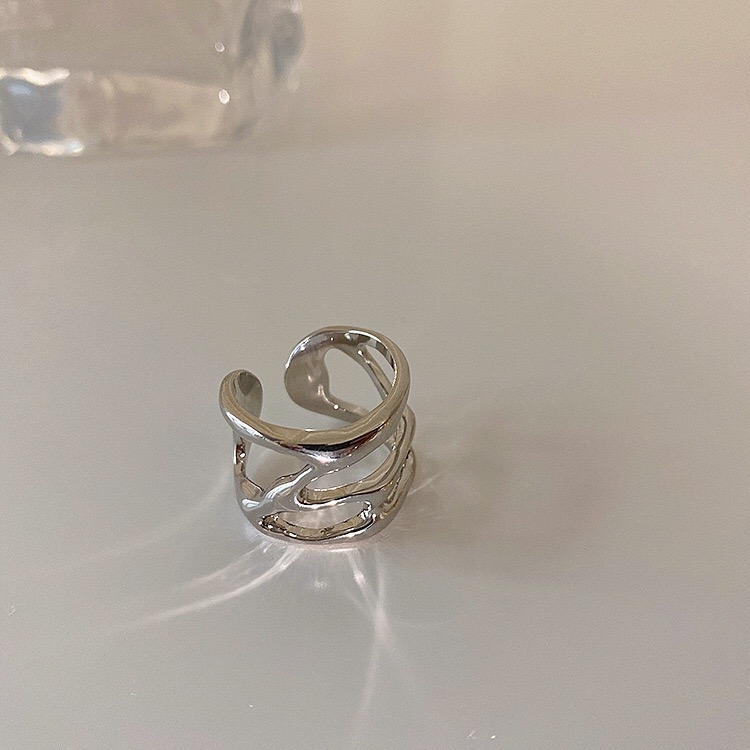 Yuzhu -037: A niche design, gold-plated metal with a unique opening, fashionable and retro style, adjustable cross, irregular and cold style ring Application Scenario