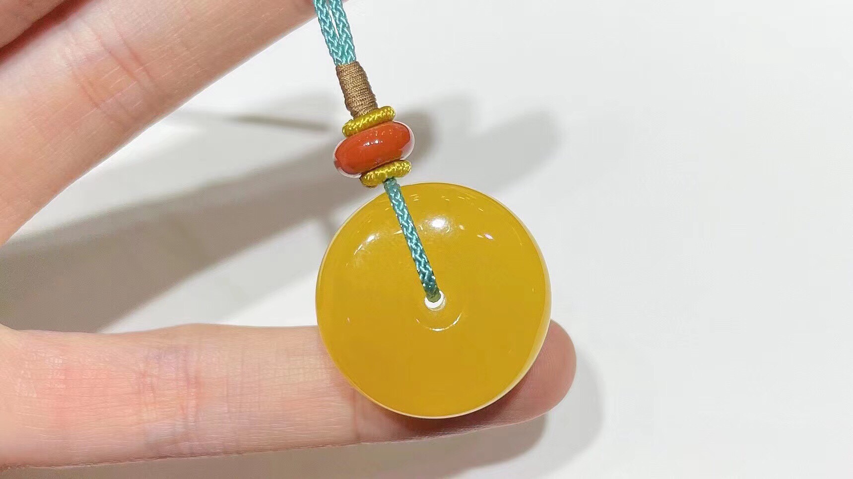 Baltic chicken fat yellow beeswax peace pendant Application Scenario