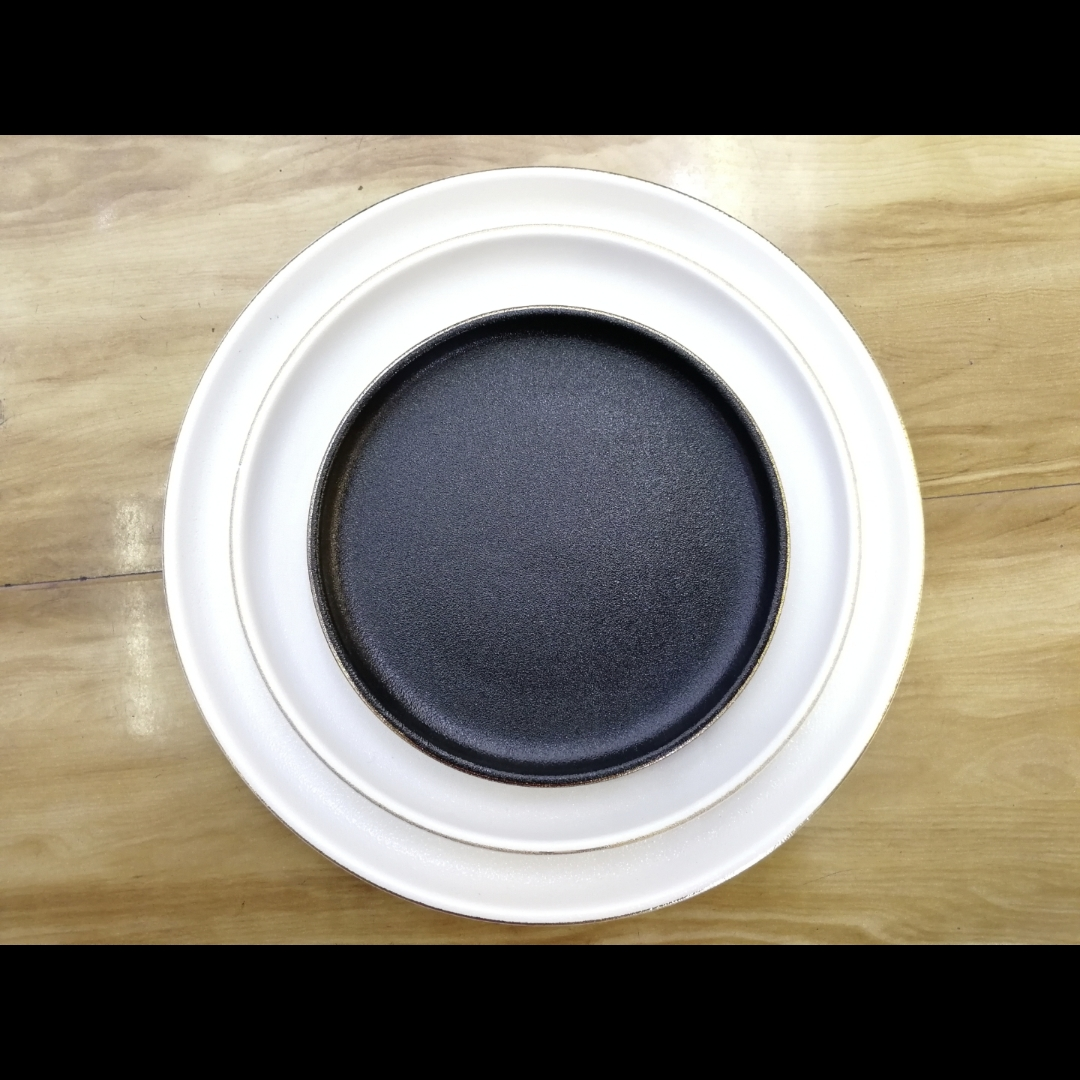 Plate 01 Black and white matte gold edge round plate, 6 inches